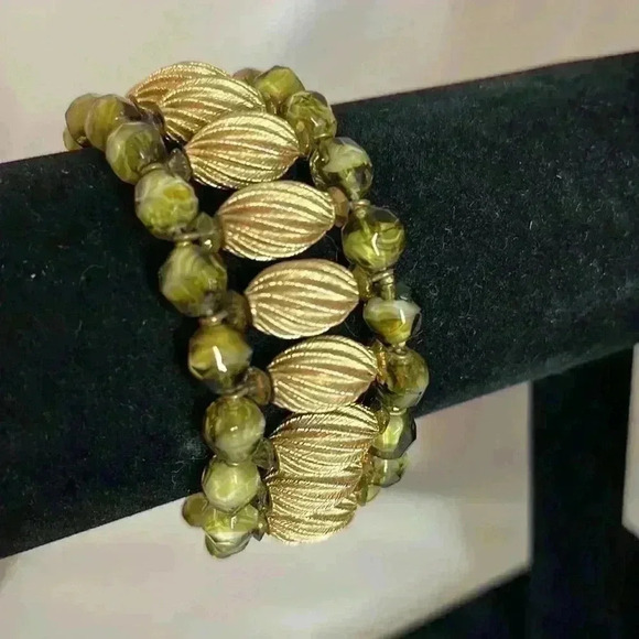 Vintage …Eugene …Olivine Glass  …necklace, earrings, bracelet Parure - Picture 3 of 16